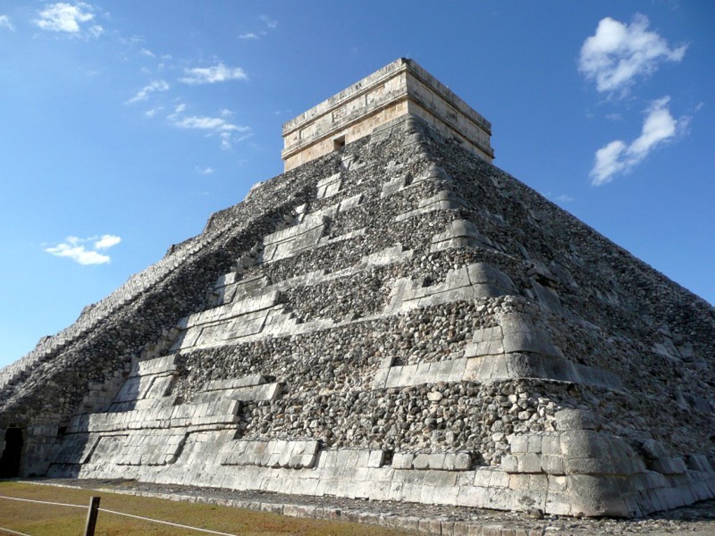 Piramide van Chichén Itzá in Mexico onder een blauwe lucht.