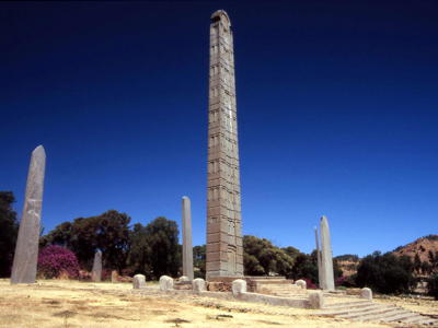 Aksum-obelisk met stèles in Noord-Ethiopië onder een helderblauwe lucht.