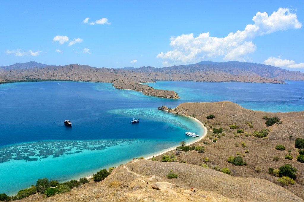 Uitzicht over de turquoise baai en heuvels van Komodo Nationaal Park op de Kleine Sunda Eilanden.