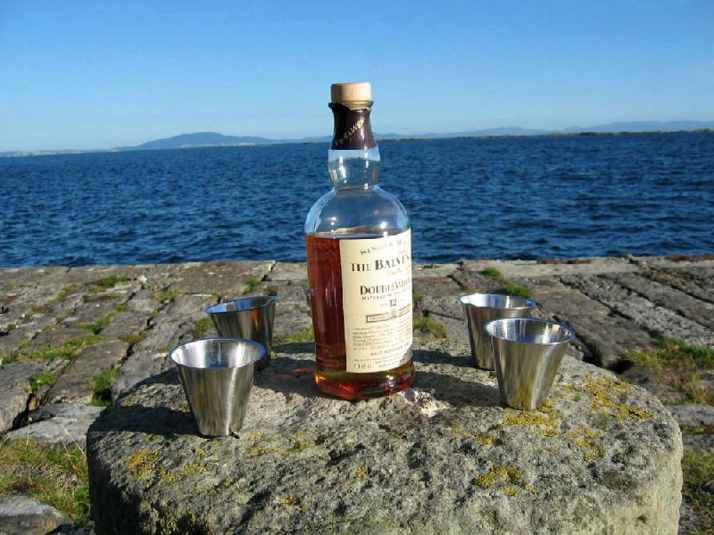 Whiskyproeverij aan de Schotse kust tijdens een groepsrondreis door het Verenigd Koninkrijk.