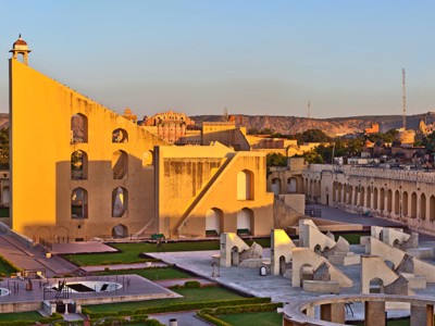 Jantar Mantar-observatorium in Jaipur bij zonsondergang, tijdens de route Noord-India en Nepal.