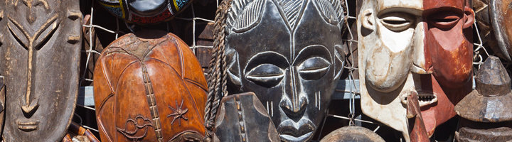 Houten voodoo-maskers op een markt in Togo en Benin.