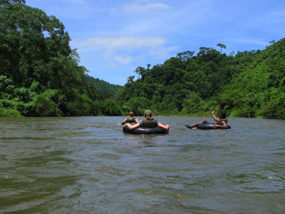 Tubing op een rivier in de Colombiaanse jungle tijdens de Route Colombia.