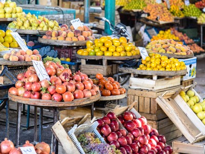 Fruitkraam op een markt in Iran met appels, granaatappels, sinaasappels, druiven en perziken.
