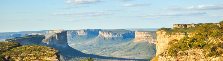Uitzicht over de tafelbergen en kliffen van Chapada Diamantina in Brazilië, onder een blauwe lucht.