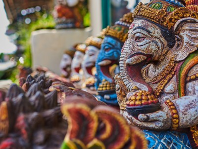 Kleurrijke Ganesha-beelden bij een tempel op Bali tijdens de route Bali & Lombok.