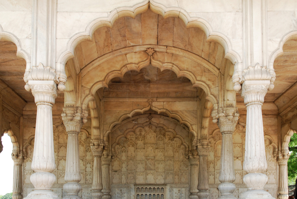 Gedetailleerde bogen en pilaren van een historisch paleis in India tijdens de groepsrondreis tijgerreis.