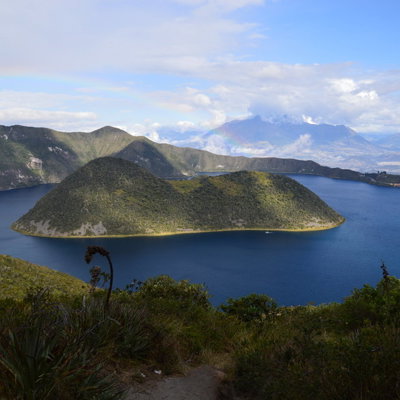 Uitzicht op het Quilotoameer, een kratermeer in de Andes tijdens een groepsrondreis Ecuador.