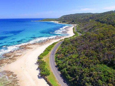 Kustweg langs strand en turquoise zee tijdens de Route Australië kampeer- & hotelreis van 21 dagen.