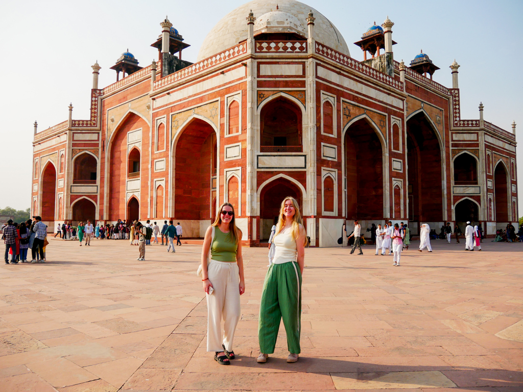 Twee reizigers bij Humayun’s Tomb in Delhi tijdens een 22-35ers reis India.