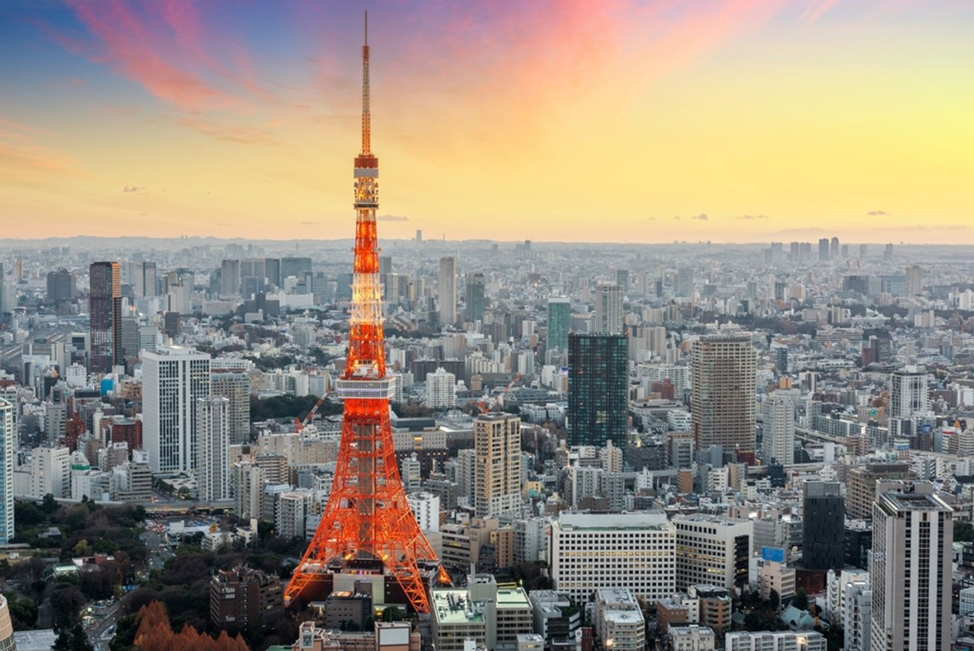Tokyo Tower bij zonsondergang met skyline van Tokio, Japan.