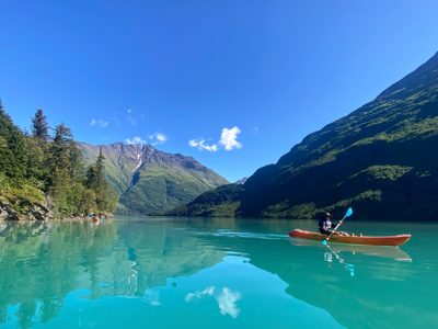 Kajakken op een turquoise bergmeer in Alaska tijdens Route Alaska.