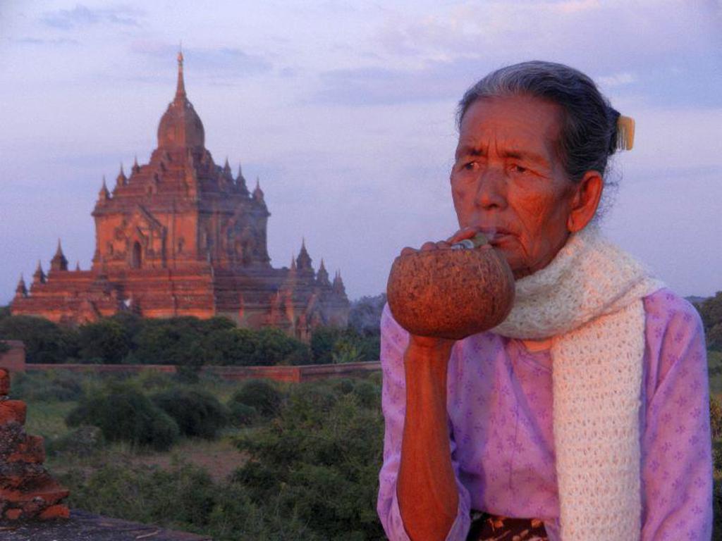 Heteluchtballonnen bij zonsopkomst boven Bagan, Myanmar, tijdens de groepsrondreis Myanmar Hoogtepunten.