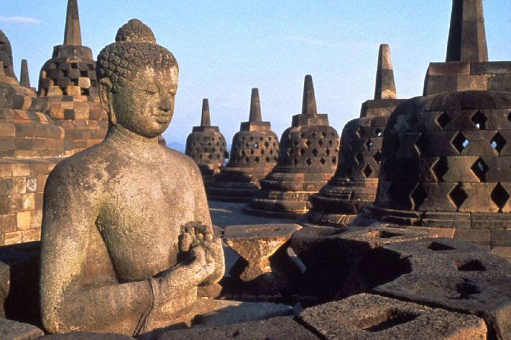 Boeddhabeeld bij de stoepa’s van Borobudur op Java, Indonesië.