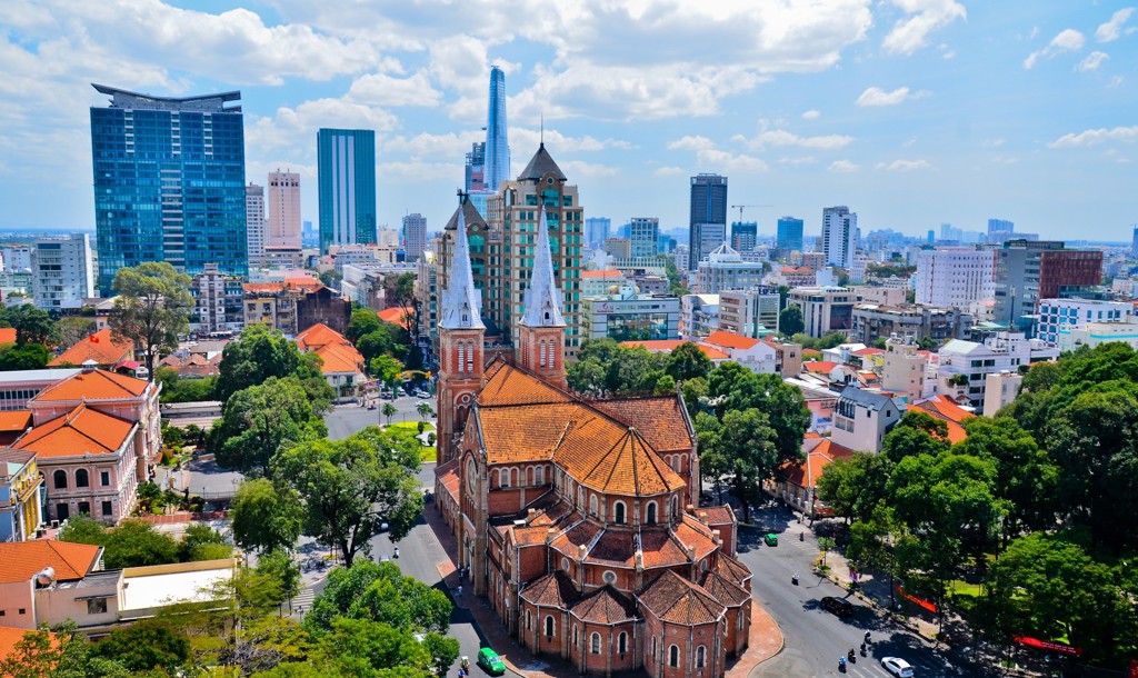 Notre-Dame kathedraal in Ho Chi Minhstad met skyline op de achtergrond, Vietnam.