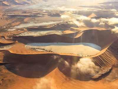 zandduinen en witte kleivlaktes in de Namibwoestijn bij Sossusvlei, op de route Victoria Falls–Windhoek.