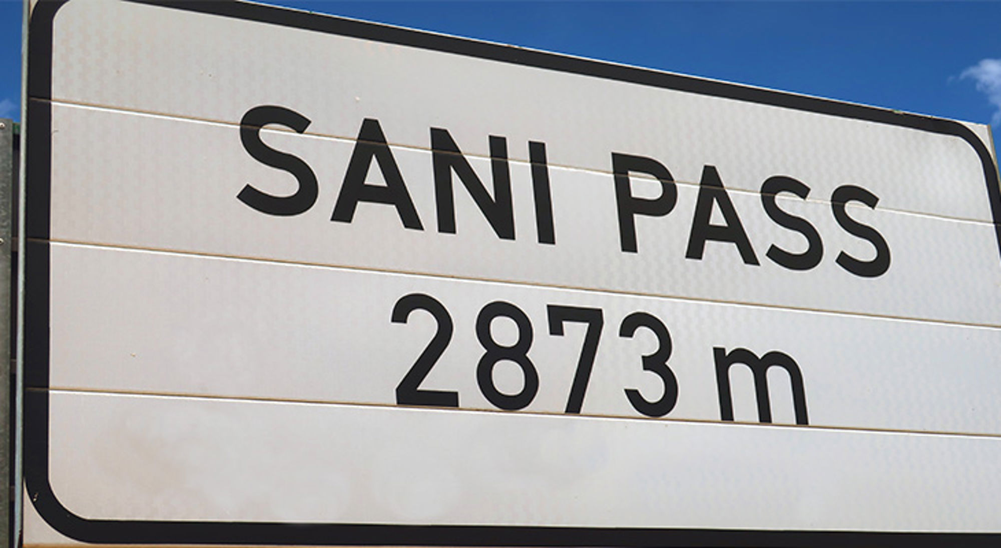 Informatiebord van Sani Pass Verkeersbord bij Sani Pass met hoogteaanduiding 2873 meter in Zuid-Afrika.