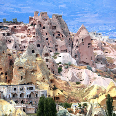 Uitzicht op rotswoningen en tufsteenformaties in Cappadocië, Turkije, langs de wandelroute.