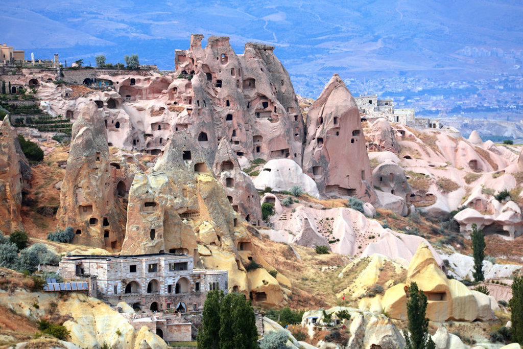 Uitzicht op rotswoningen en tufsteenformaties in Cappadocië, Turkije, langs de wandelroute.