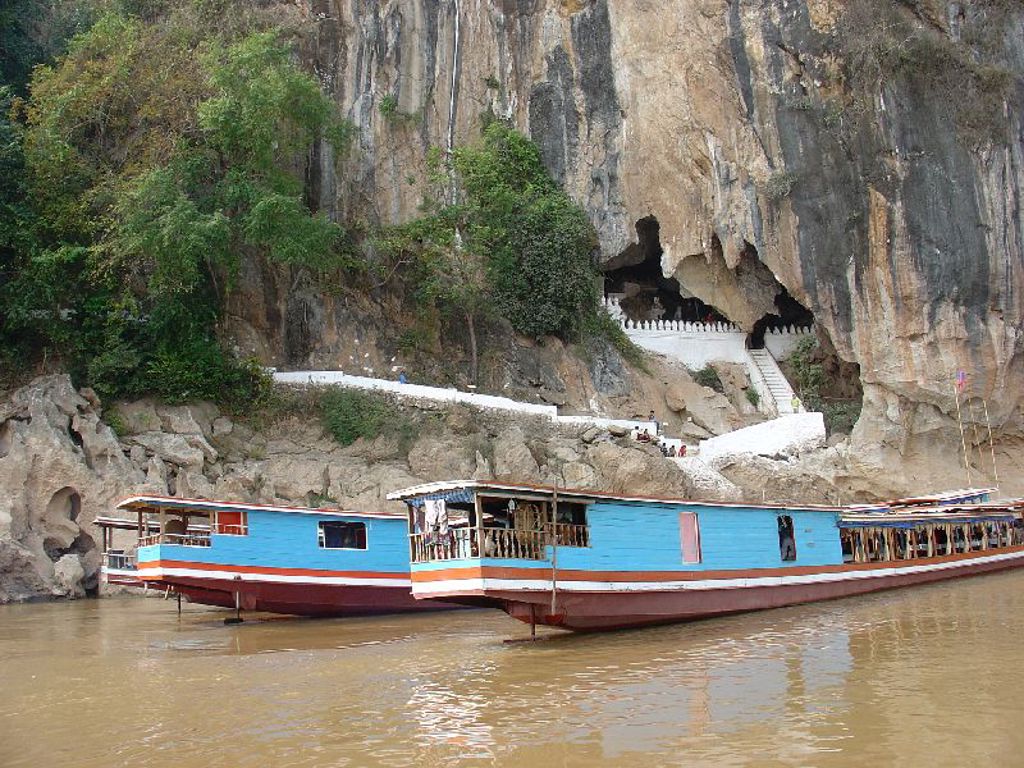 Boot op de Mekong bij de Pak Ou-grotten in Laos, tijdens een groepsrondreis Laos en Cambodja.