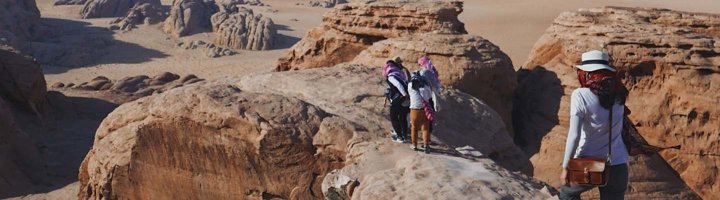 Burdah Rock Bridge, natuurlijke rotsboog in de Wadi Rum-woestijn in Jordanië.
