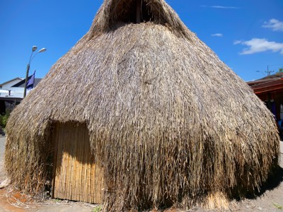 Traditionele rieten hut op Paaseiland onder een strakblauwe lucht.