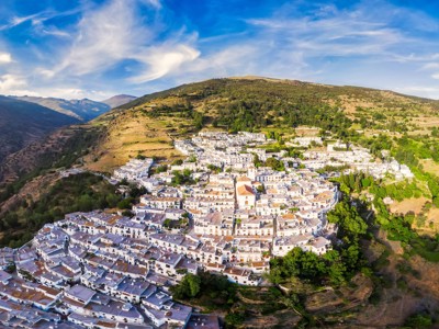 Wit bergdorp in de Sierra Nevada bij Granada, start van de 8-daagse wandelvakantie route.