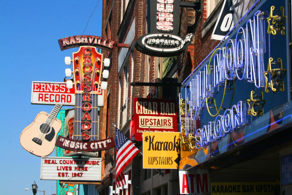Neonreclames en muziekbars in Nashville, Tennessee, in het swingende Zuiden van de Verenigde Staten.