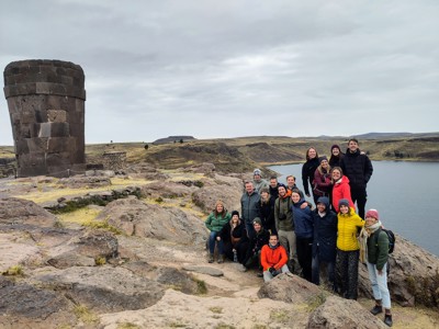Groepsfoto bij de Sillustani-graftorens aan het Titicacameer in Peru.