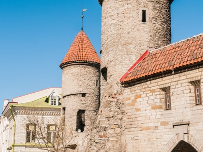 Middeleeuwse stadspoort met ronde torens en rode daken in Tallinn, Estland.