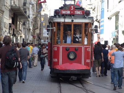Rode tram op de drukke Istiklal Caddesi in Istanbul, Turkije.
