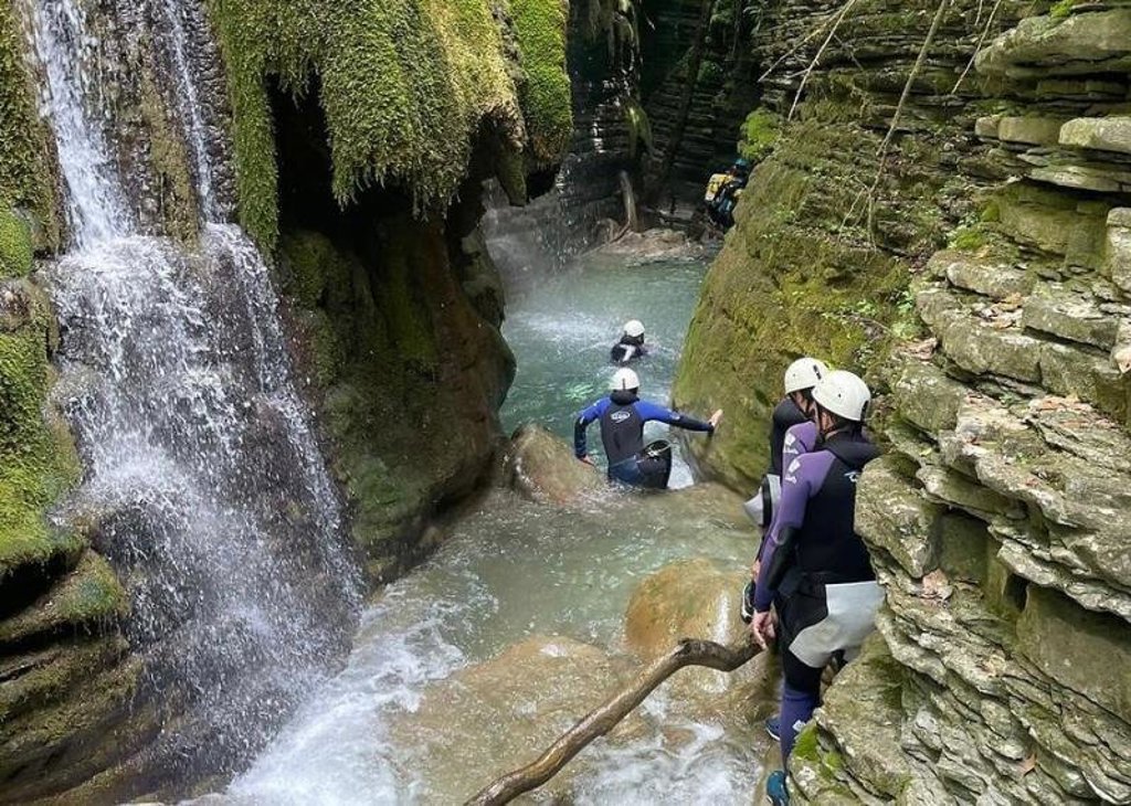 Raften met kinderen op de Rio Cinca tijdens familiereis in Aragón, Spanje.
