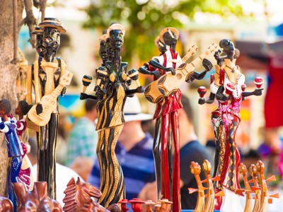 Handgemaakte houten muzikantenbeeldjes op een markt in Cuba.