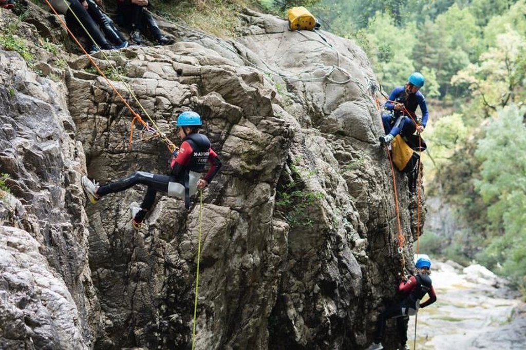 Familie wandelt door de bergen bij de Rio Cinca in Aragón, Spanje.