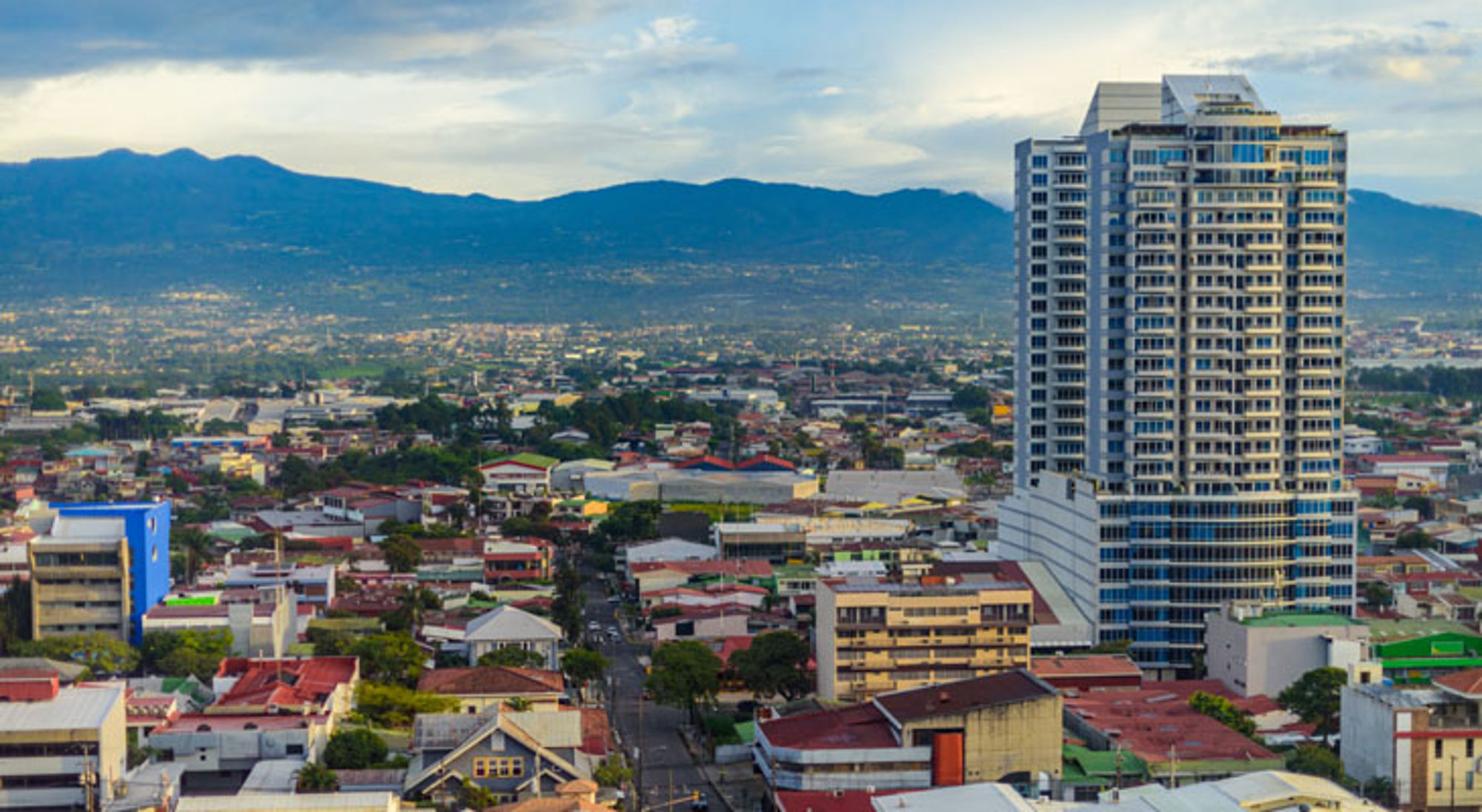 San Jose hoofdstad Costa Rica Skyline van San José, Costa Rica, met moderne hoogbouw en bergen op de achtergrond.