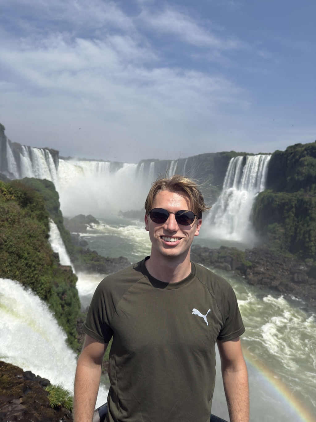 22-35ers reiziger bij de Iguaçu-watervallen in Brazilië.