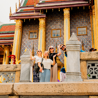 Jongvolwassenen bij een kleurrijke tempel in Bangkok tijdens een 22-35ers groepsrondreis Thailand.