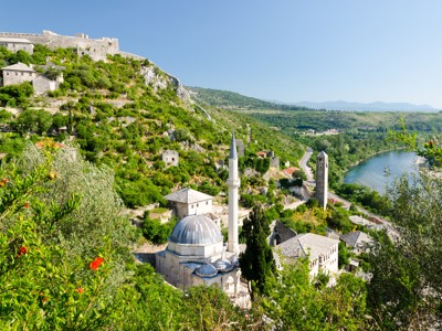 Uitzicht op Počitelj met moskee en fort boven de Neretva-rivier, route Bosnië 8 dagen.