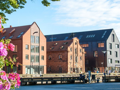 Gerestaureerde pakhuizen aan de rivier in Riga, Letland, tijdens de Route Baltische Staten.