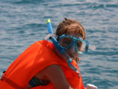 Snorkelen op zee tijdens Route Kenia, met duikbril en oranje zwemvest.