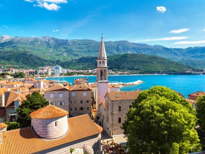 Uitzicht op de oude binnenstad van Budva met kerktoren aan de Adriatische Zee, Montenegro.
