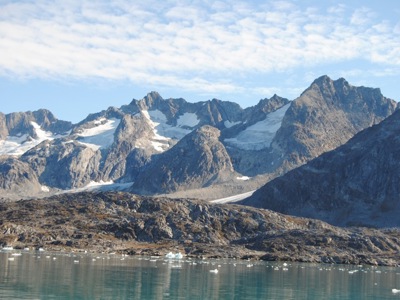 Berglandschap met gletsjers en drijvende ijsbrokken in een fjord in Groenland.