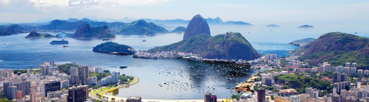 Uitzicht over Rio de Janeiro met de Suikerbroodberg en Guanabara-baai vol bootjes.