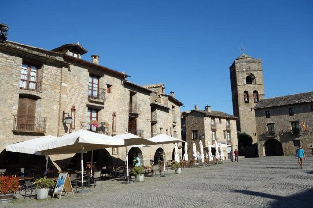Waterspeeltuin met glijbaan en speeltoestellen tijdens familiereis in Aragón bij de Rio Cinca, Spanje.