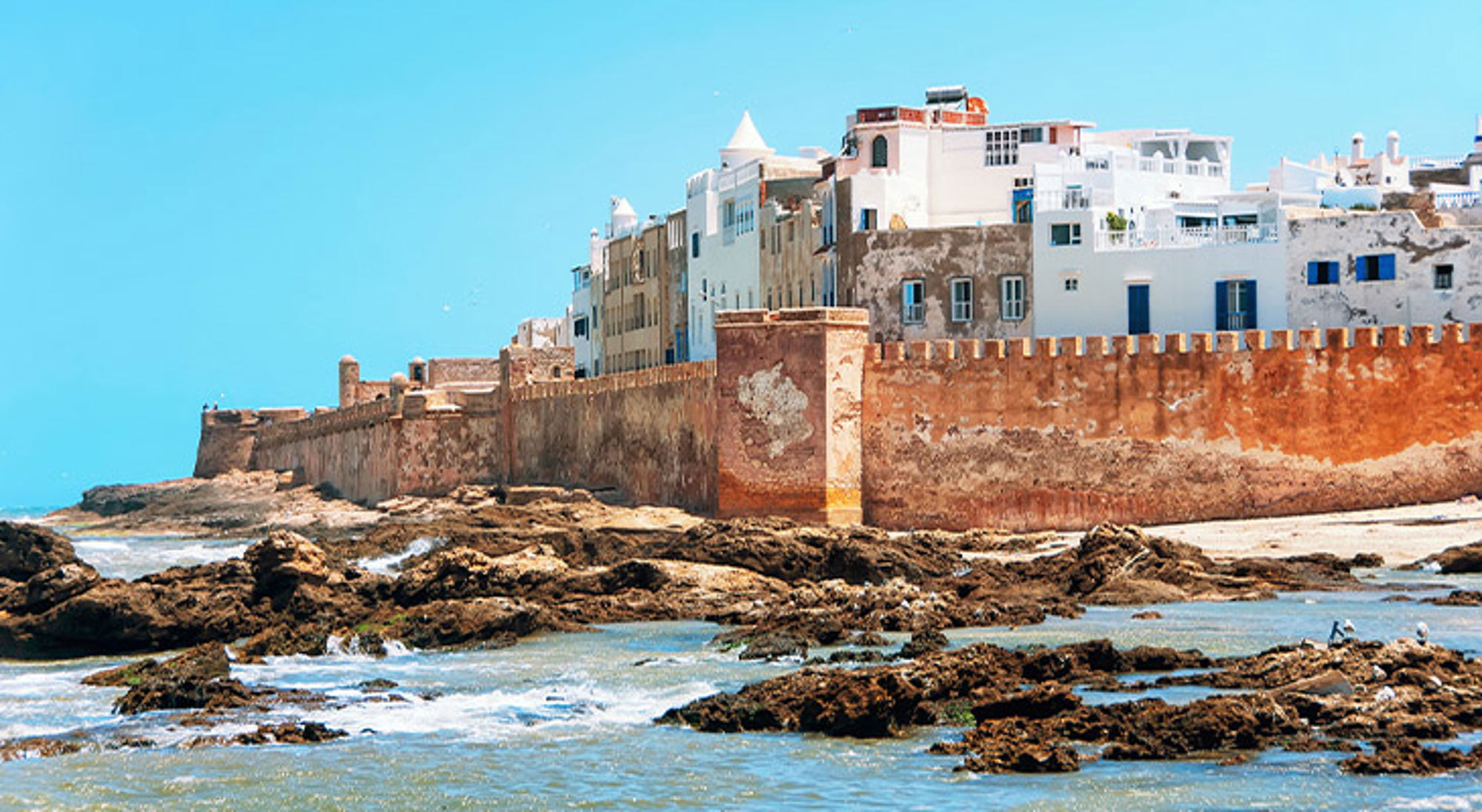 Essaouira Marokko Uitzicht op de stadsmuren en witte huizen van Essaouira aan de Atlantische kust in Marokko.