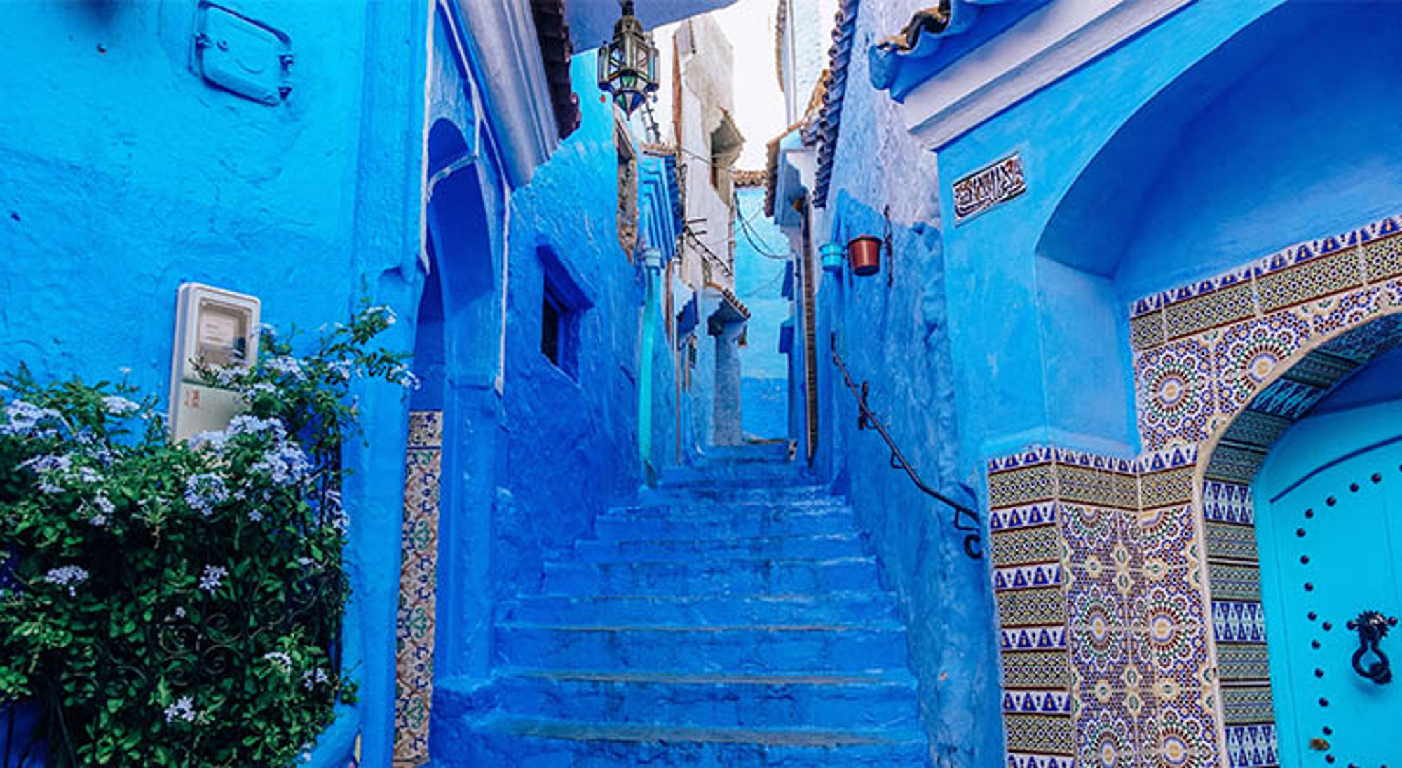 Chefchaouen Blauw geschilderde straat met trappen en mozaïektegels in Chefchaouen, Marokko.