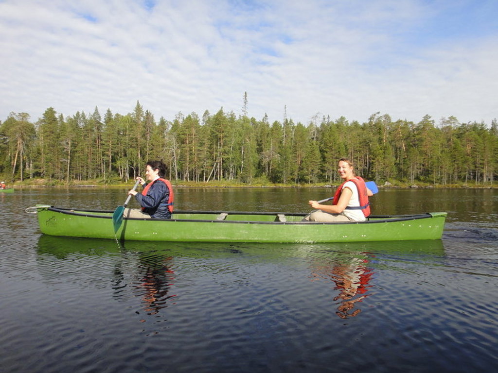 Kanotocht op een meer in Lapland, Finland, tijdens een groepsrondreis in de zomer.