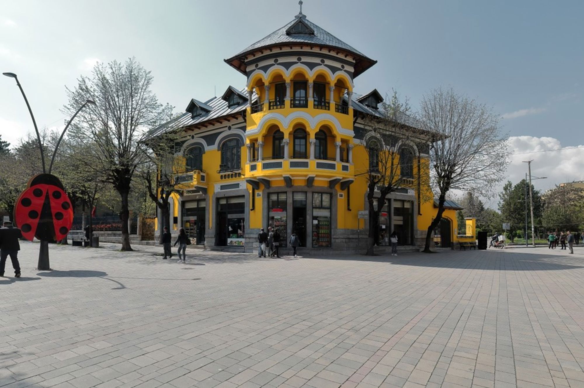 Geel Ottomaans gebouw met toren op het plein in Tirana, Albanië.