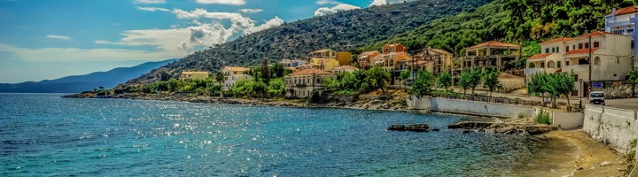 Kustlijn en dorp aan de baai van Agia Efimia op Kefalonia, Griekenland.
