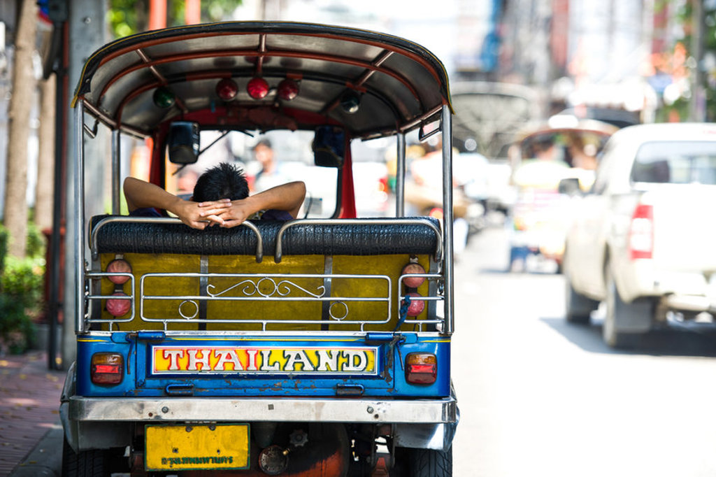 Tuk-tuk in Thailand op een drukke straat tijdens een groepsrondreis langs de hoogtepunten.